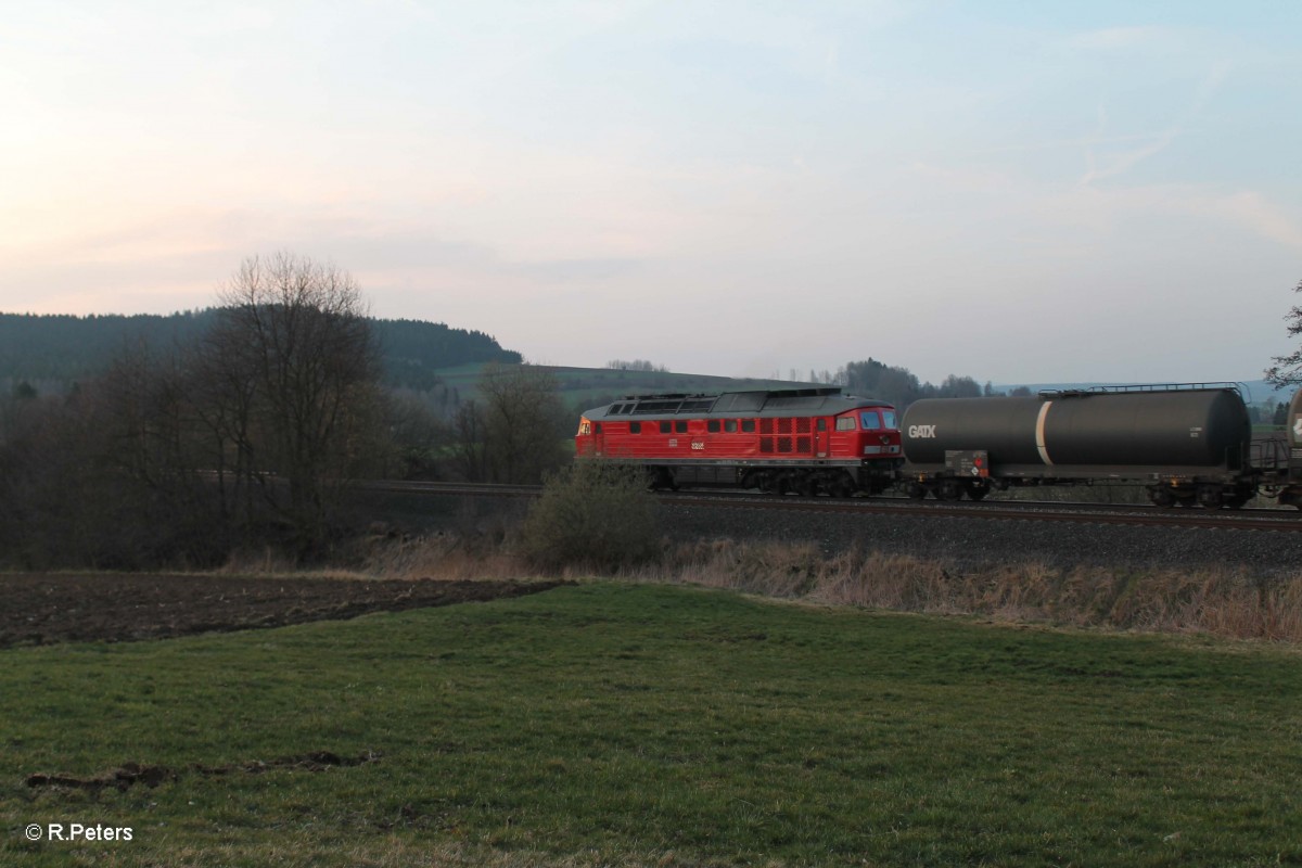 233 572-7 mit dem EZ51750 NN - NHO bei Lengenfeld. 26.03.14