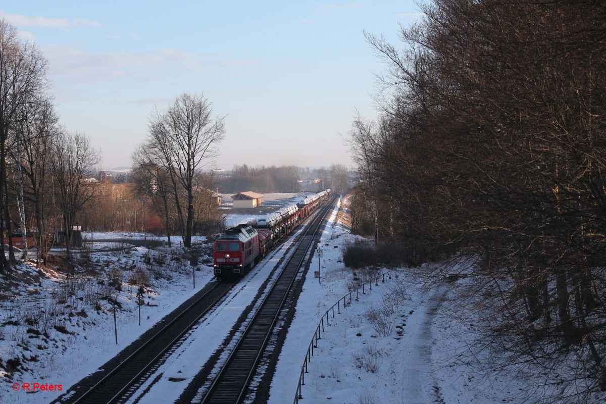 233 662-6 erreicht gleich Waldershof mit dem 51783 Zwickau - Nürnberg nach dem sie Marktredwitz hinter sich gelassen hat. 21.02.15