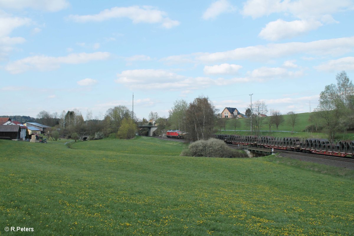 233 698-0 lässt Reuth bei Erbendorf hinter sich und zieht gerade mit dem 51724 NNR - LE bei Röthenbach am Steinwald/Letten vorbei. 29.04.16