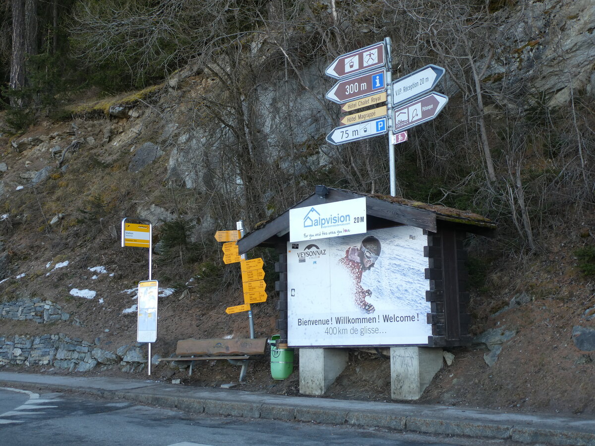 (233'014) - PostAuto-Haltestelle am 20. Februar 2022 in Veysonnaz, Station