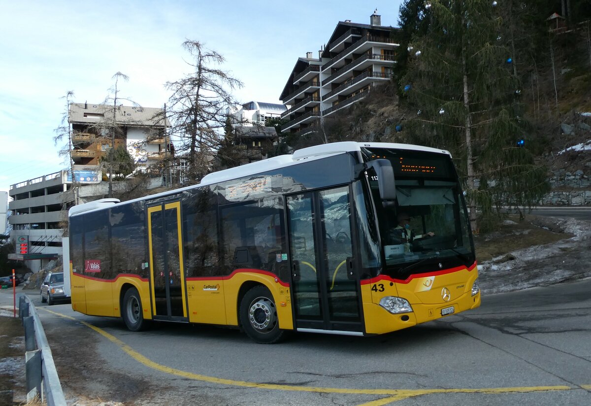 (233'025) - PostAuto Wallis - Nr. 43/VS 505'524 - Mercedes am 20. Februar 2022 in Veysonnaz, Station