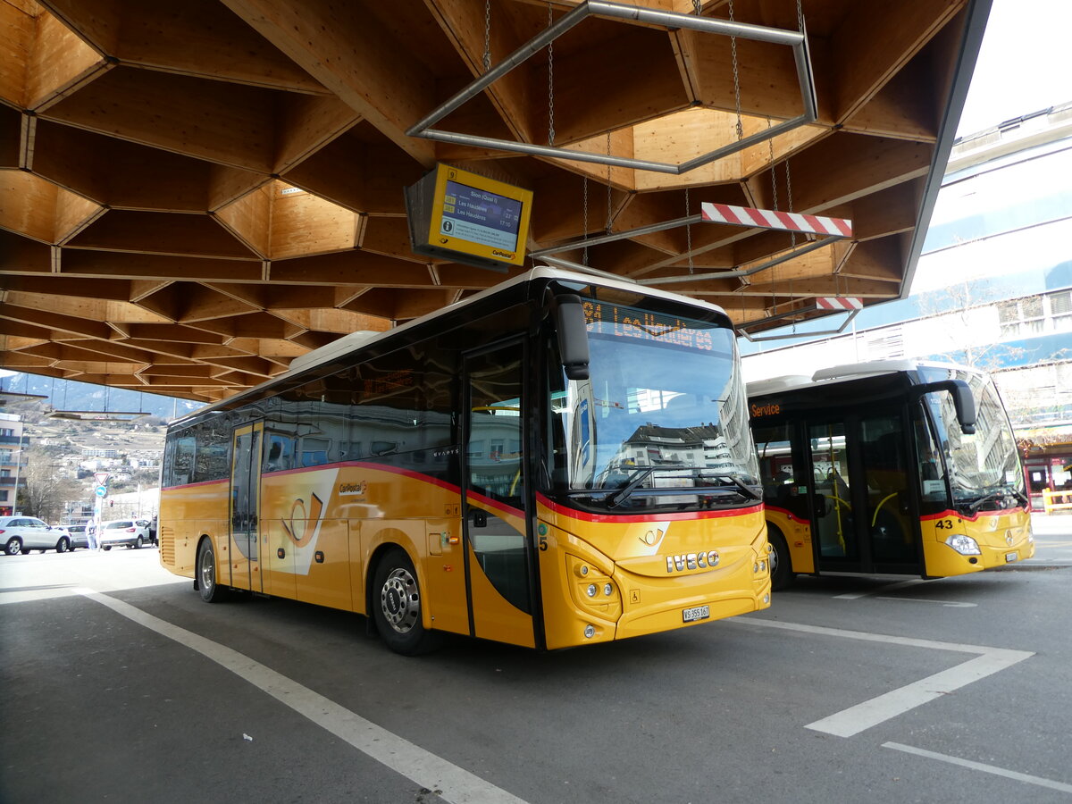 (233'027) - PostAuto Wallis - Nr. 5/VS 355'167 - Iveco am 20. Februar 2022 beim Bahnhof Sion