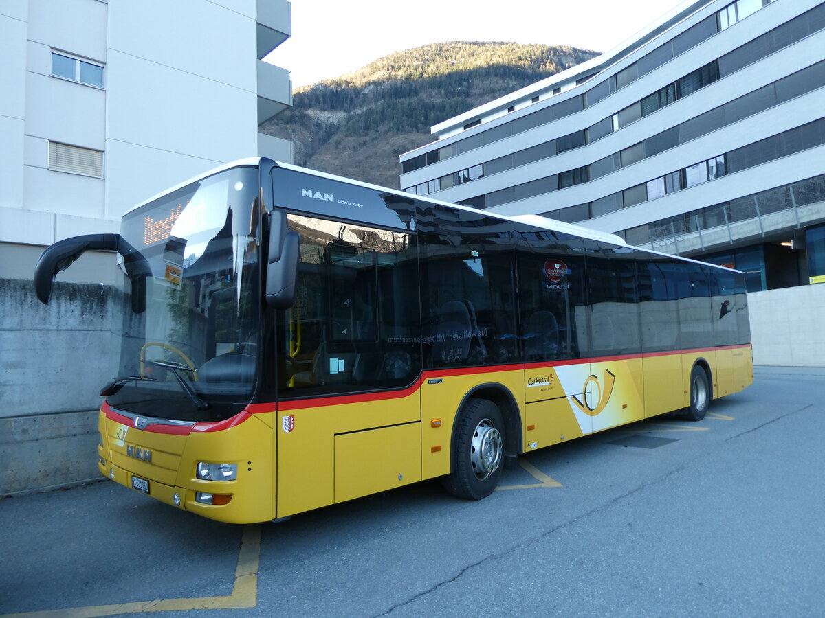 (233'126) - PostAuto Wallis - VS 531'960 - MAN (ex CarPostal Ouest) am 26. Februar 2022 beim Bahnhof Visp