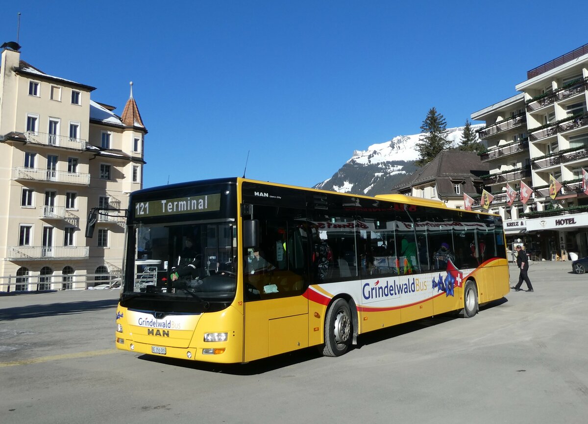 (233'241) - Grindelwaldbus, Grindelwald - Nr. 12/BE 356'085 - MAN am 27. Februar 2022 beim Bahnhof Grindelwald