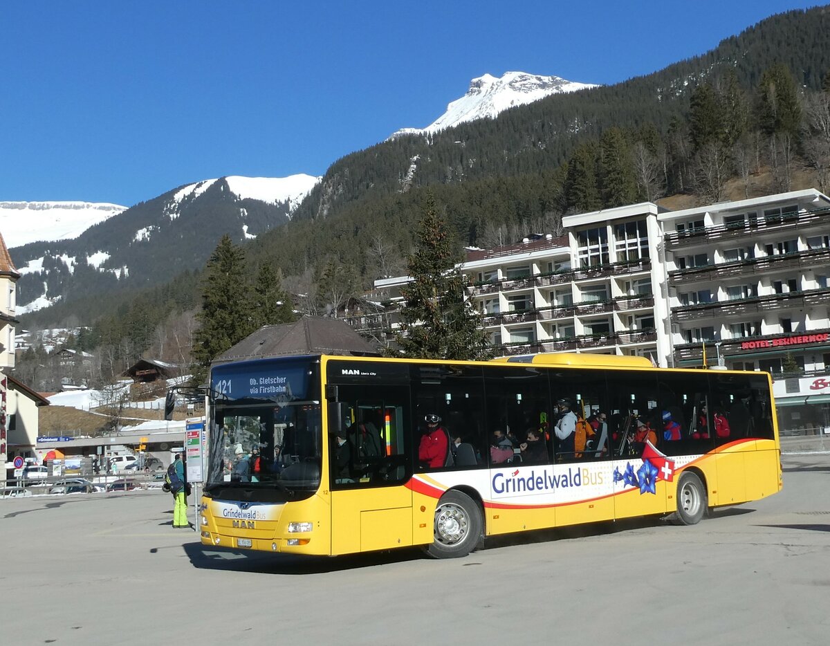 (233'248) - Grindelwaldbus, Grindelwald - Nr. 12/BE 356'085 - MAN am 27. Februar 2022 beim Bahnhof Grindelwald