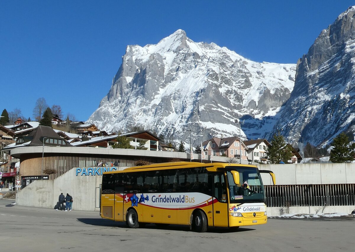 (233'291) - Grindelwaldbus, Grindelwald - Nr. 30/BE 171'240 - Mercedes am 27. Februar 2022 beim Bahnhof Grindelwald