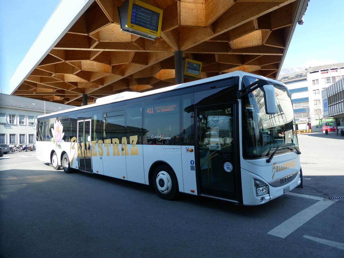 (233'403) - Ballestraz, Grne - VS 494'274 - Iveco (ex Vorfhrfahrzeug Iveco France) am 7. Mrz 2022 beim Bahnhof Sion