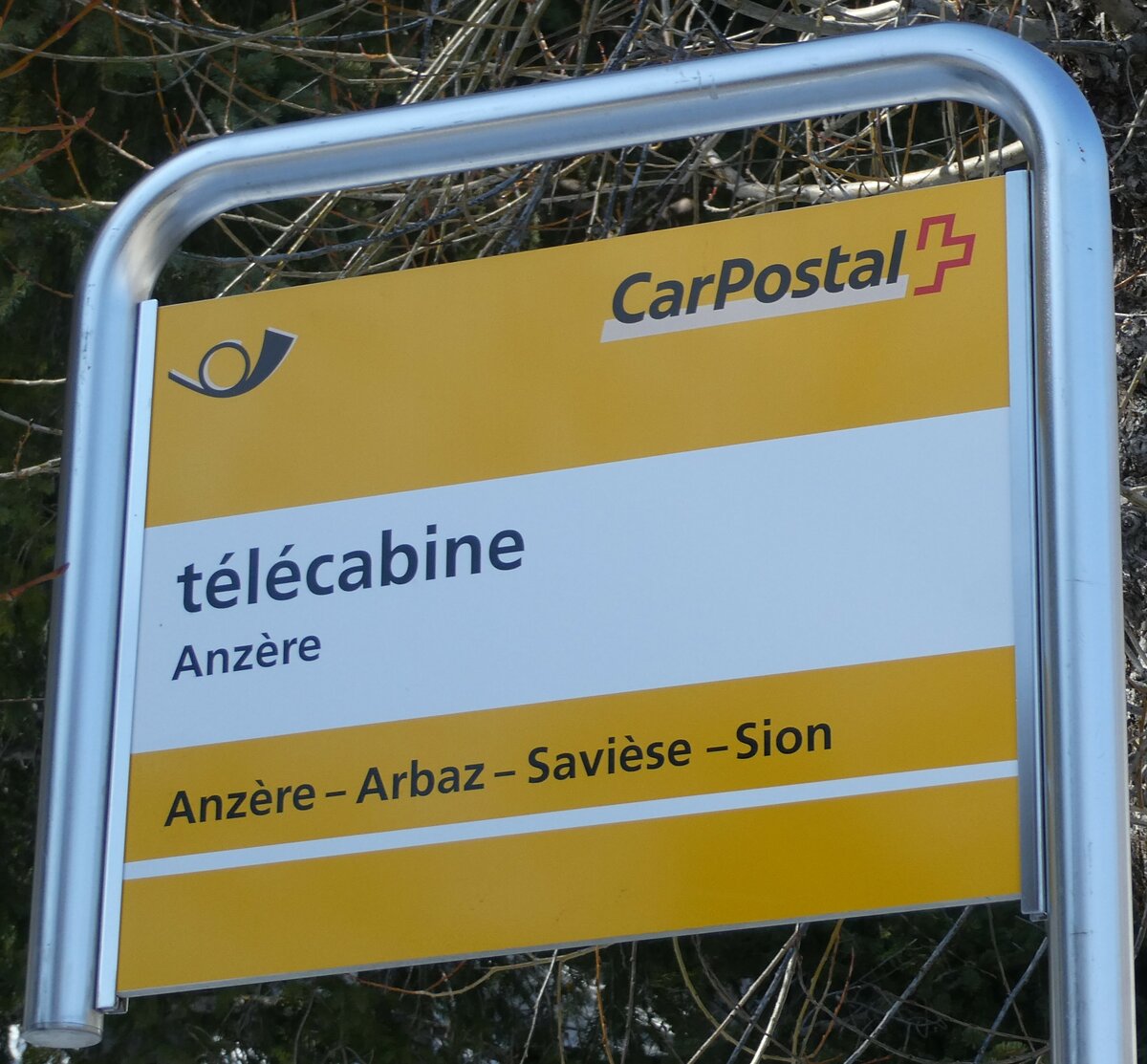 (233'414) - PostAuto-Haltestellenschild - Anzre, tlcabine - am 7. Mrz 2022