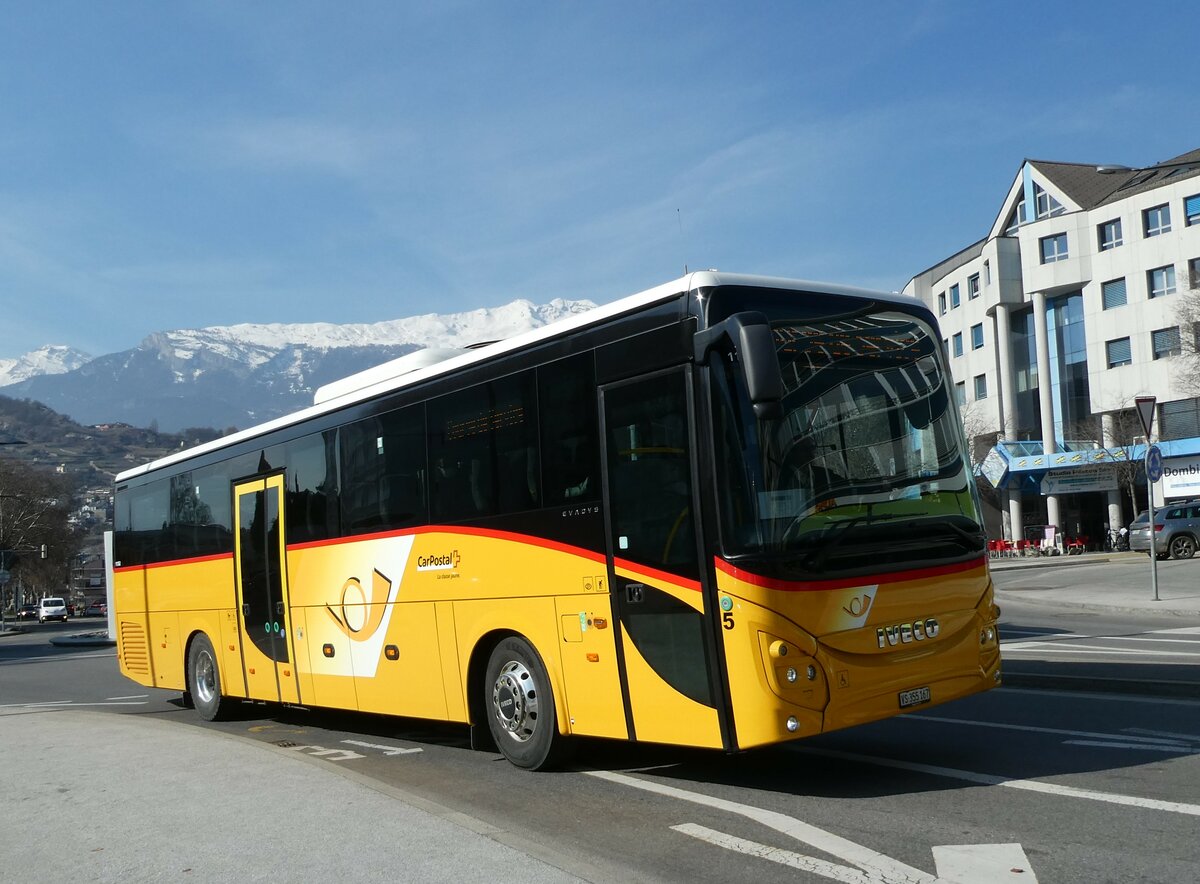 (233'454) - PostAuto Wallis - Nr. 5/VS 355'167 - Iveco am 7. Mrz 2022 beim Bahnhof Sion