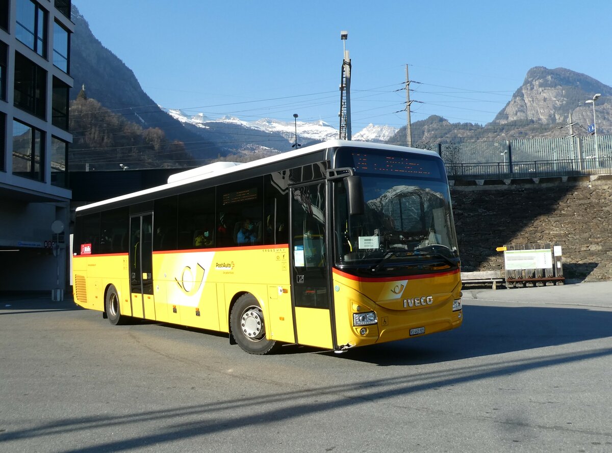 (233'493) - PostAuto Wallis - VS 445'905 - Iveco am 7. Mrz 2022 beim Bahnhof Brig