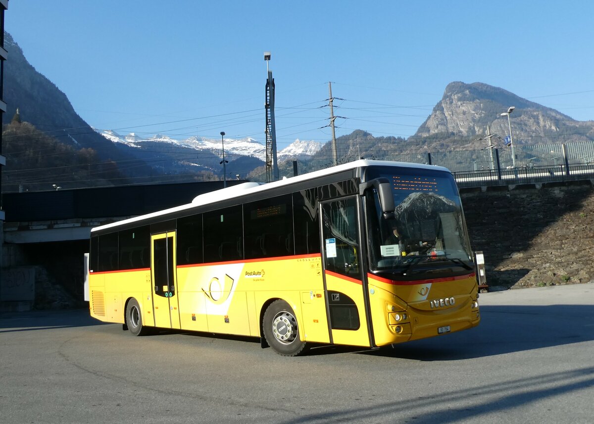 (233'499) - PostAuto Wallis - VS 704 - Iveco am 7. Mrz 2022 beim Bahnhof Brig