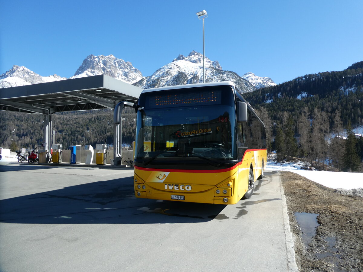 (233'697) - PostAuto Graubnden - GR 102'345 - Iveco am 10. Mrz 2022 in Scuol, Garage