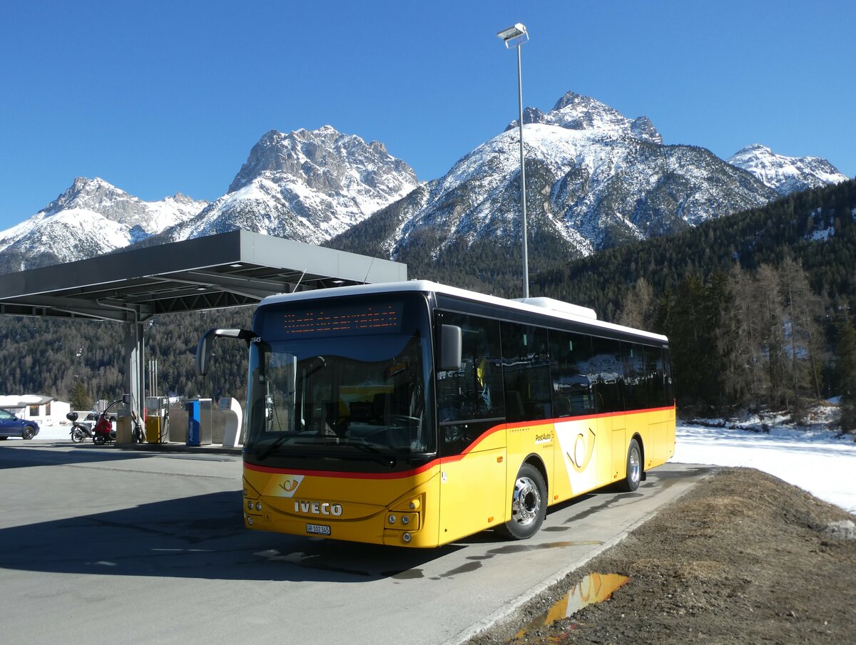 (233'698) - PostAuto Graubnden - GR 102'345 - Iveco am 10. Mrz 2022 in Scuol, Garage