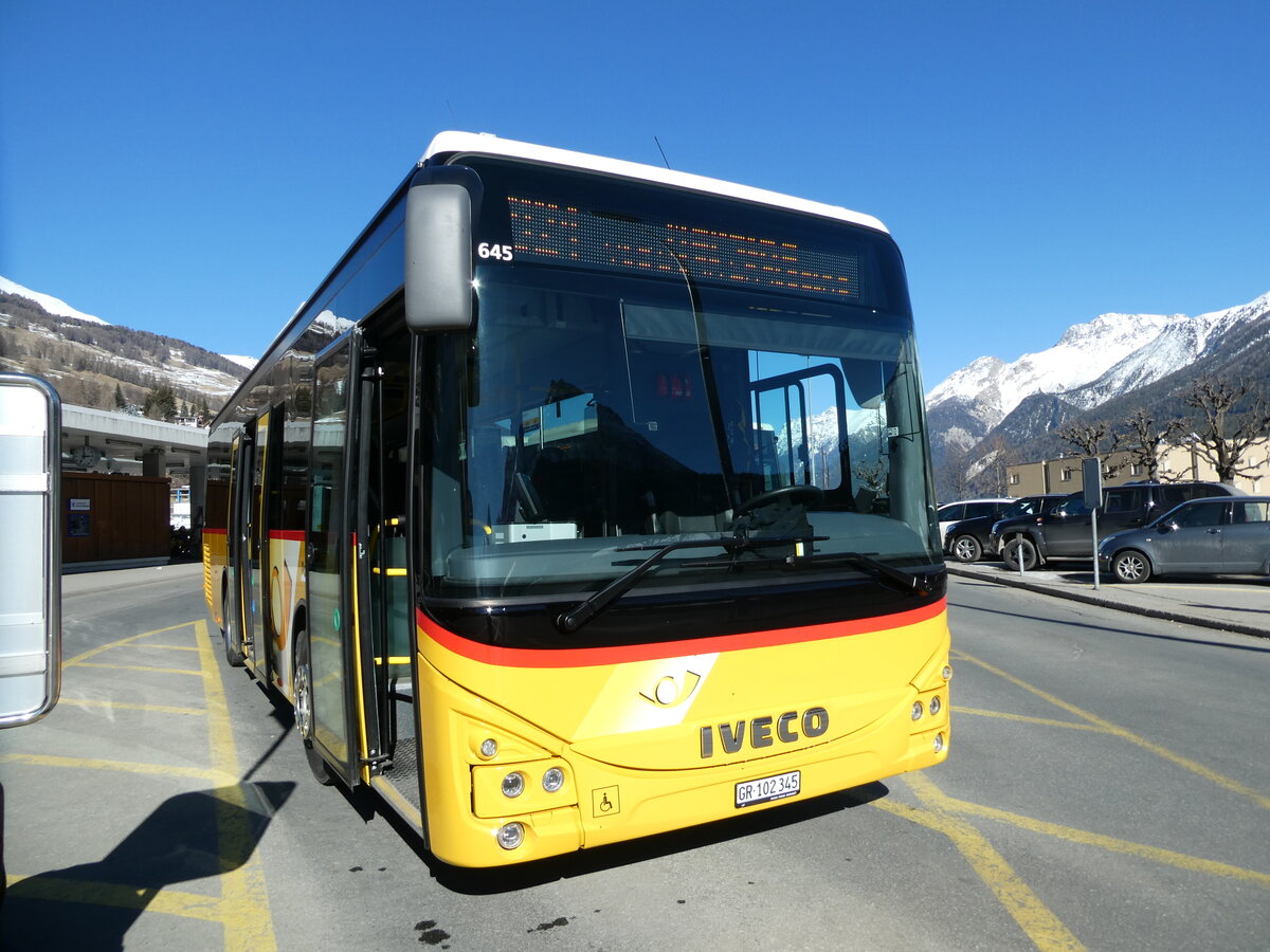 (233'705) - PostAuto Graubnden - GR 102'345 - Iveco am 10. Mrz 2022 beim Bahnhof Scuol-Tarasp