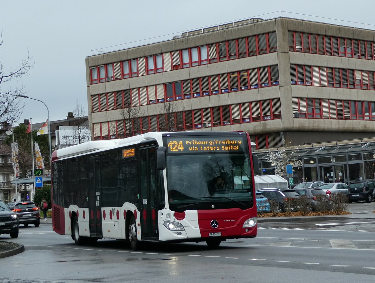 (234'226) - TPF Fribourg - Nr. 83/FR 300'382 - Mercedes am 8. April 2022 beim Bahnhof Ddingen