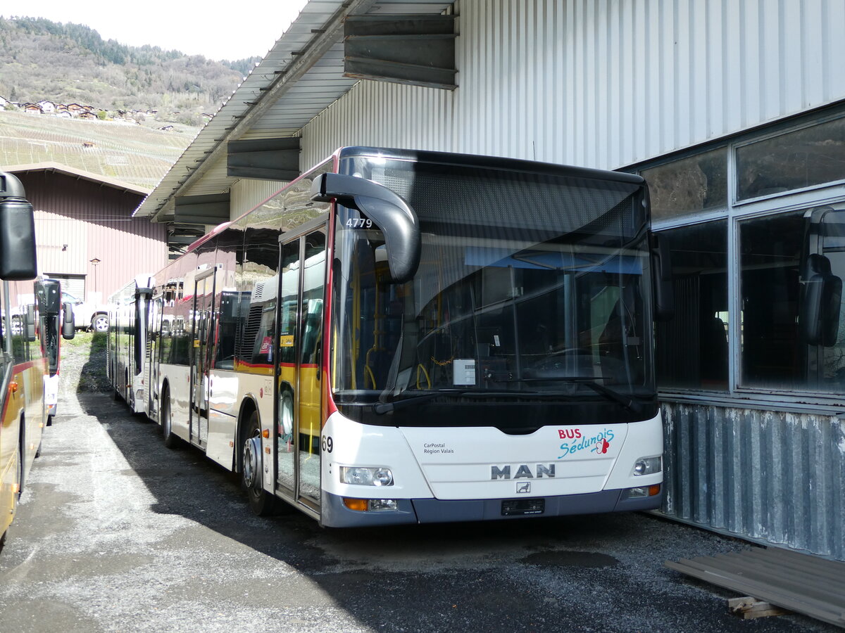 (234'257) - PostAuto Wallis - Nr. 69 - MAN (ex Lathion, Sion Nr. 69) am 9. April 2022 in Leytron, Garage Buchard