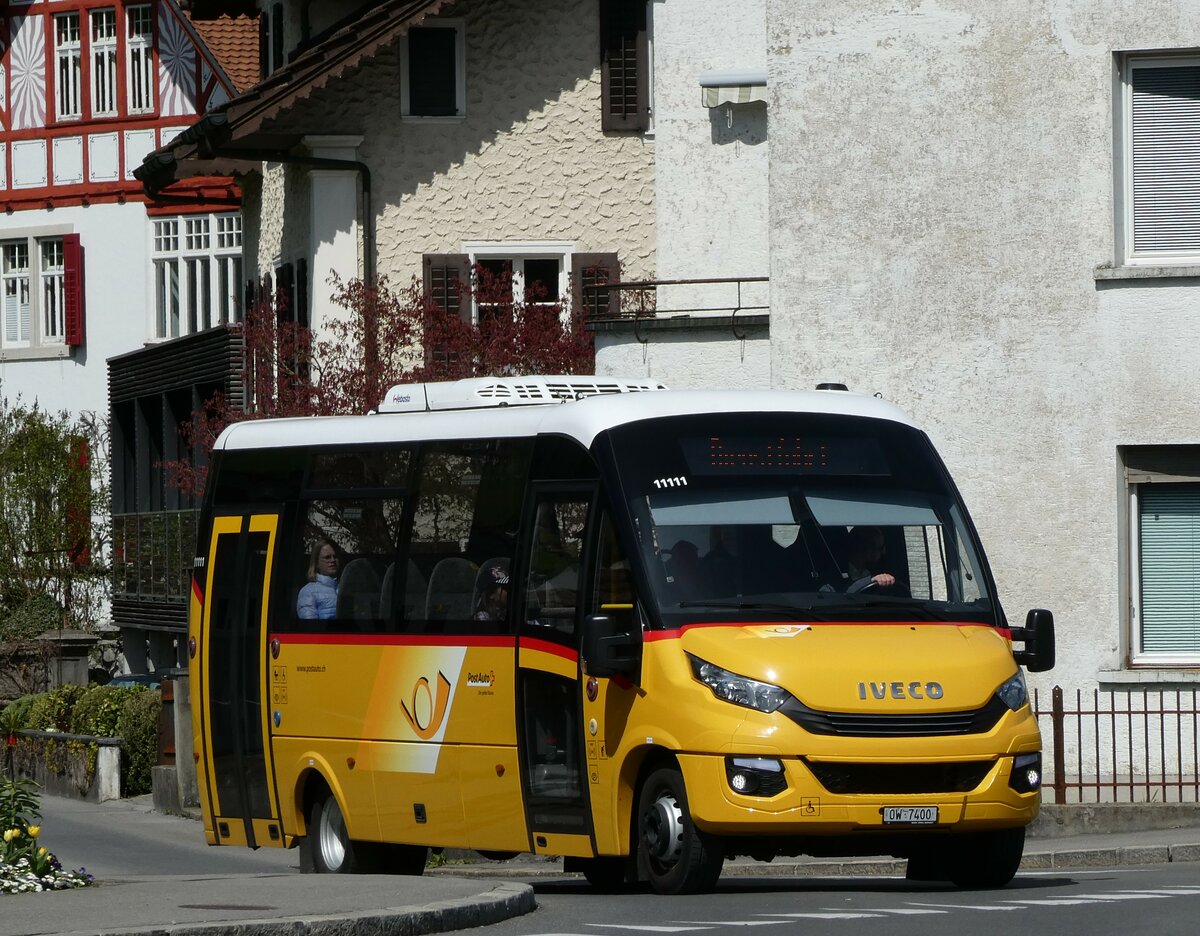 (234'407) - PostAuto Zentralschweiz - OW 7400 - Iveco/Rosero (ex HW Kleinbus, Giswil) am 11. April 2022 beim Bahnhof Sarnen