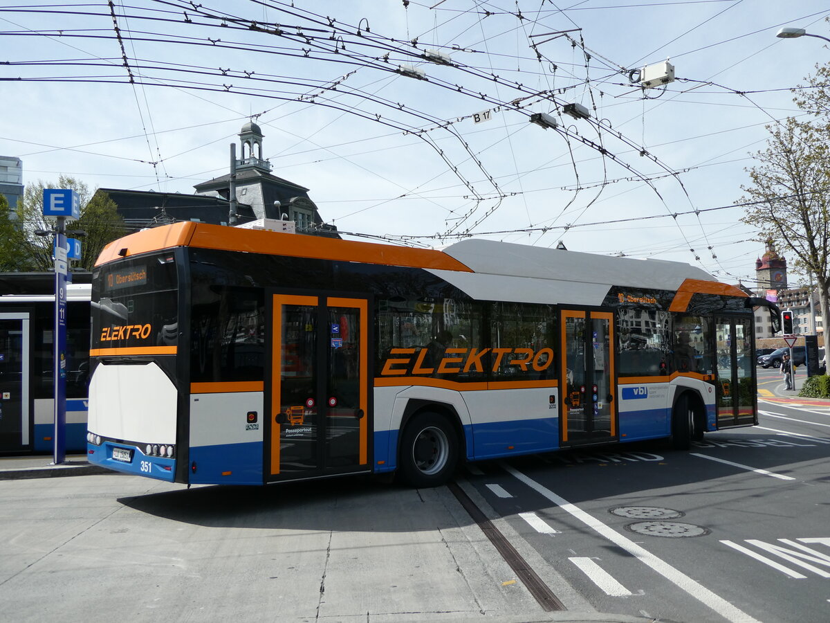 (234'420) - VBL Luzern - Nr. 351/LU 15'051 - Solaris am 11. April 2022 beim Bahnhof Luzern
