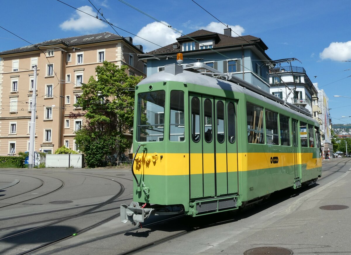 (235'069) - VBZ-Tram - Nr. 1923 - am 2. Mai 2022 beim Bahnhof Z�rich-Wiedikon