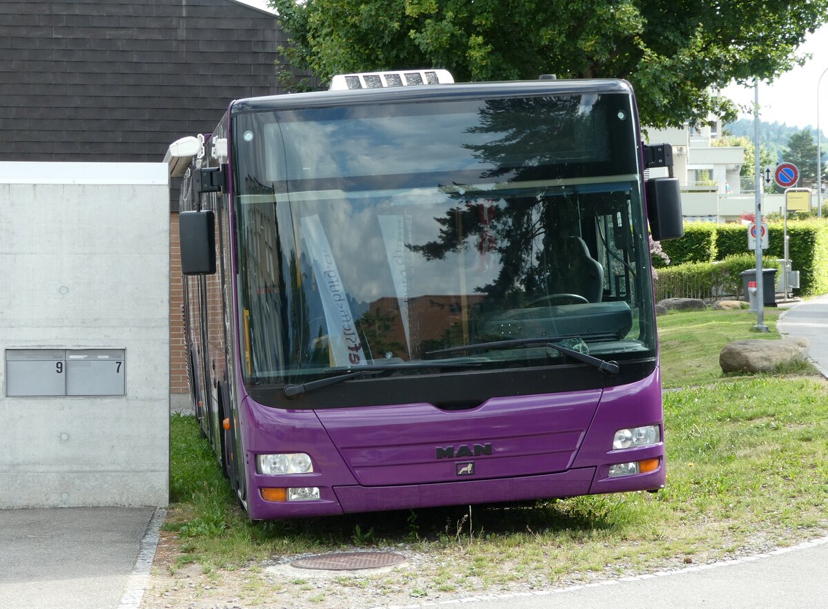 (236'525) - Kirchgemeinde, Steffisburg - MAN (ex STI Thun Nr. 123) am 30. Mai 2022 in Steffisburg, Kirche Glockental