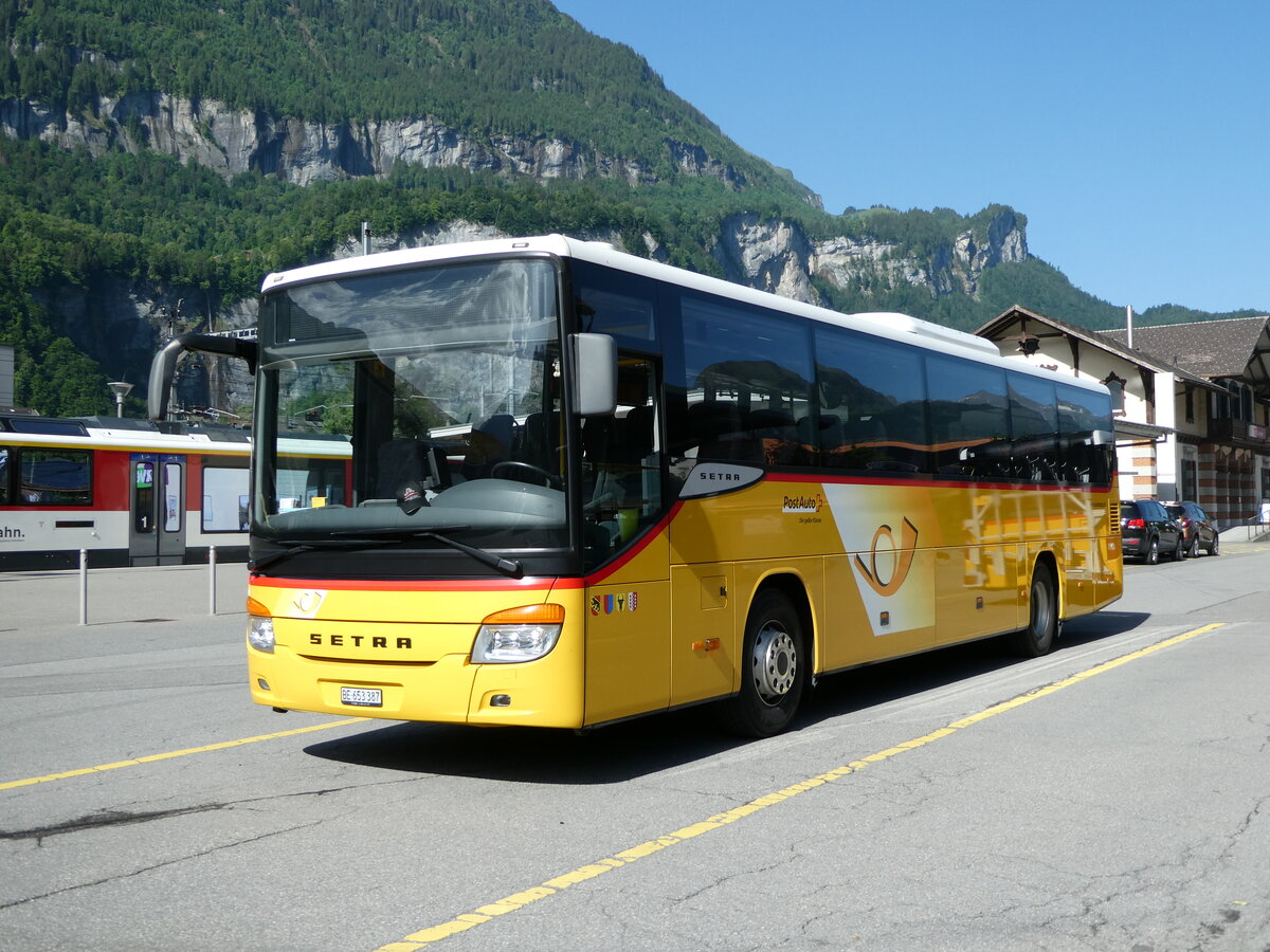 (236'554) - PostAuto Bern - Nr. 70/BE 653'387 - Setra am 4. Juni 2022 in Meiringen, Postautostation