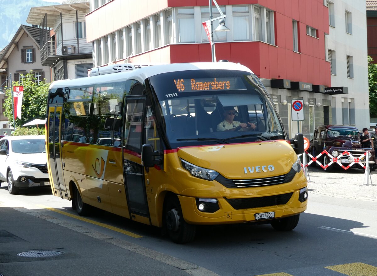 (236'640) - PostAuto Zentralschweiz - OW 7400 - Iveco/Rosero (ex HW Kleinbus, Giswil) am 4. Juni 2022 beim Bahnhof Sarnen