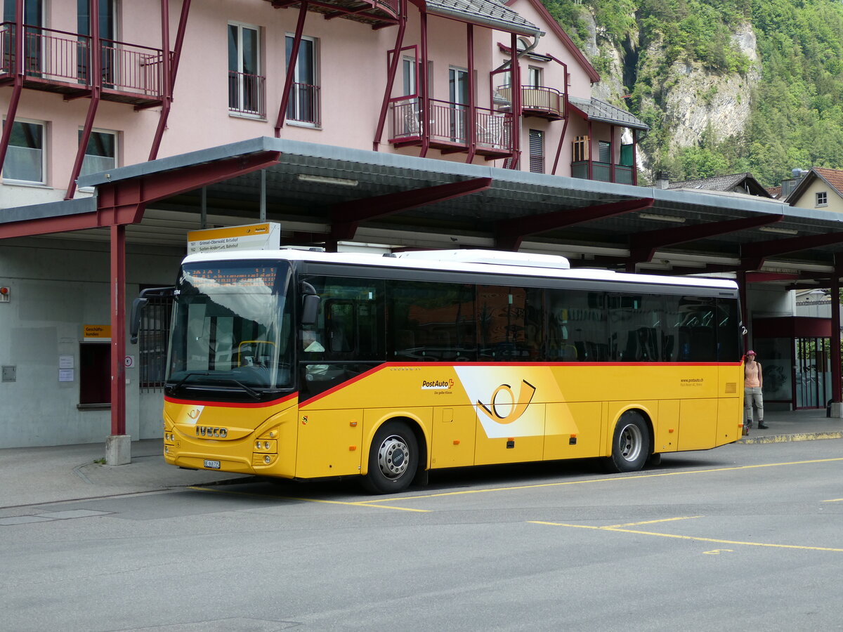 (236'719) - Flck, Brienz - Nr. 25/BE 868'725 - Iveco am 4. Juni 2022 in Meiringen, Postautostation