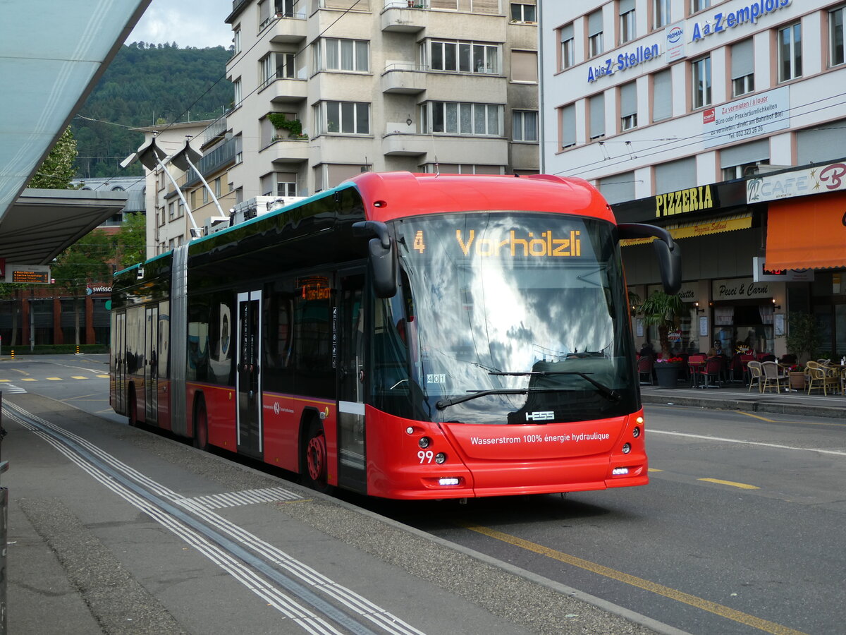 (236'852) - VB Biel - Nr. 99 - Hess/Hess Gelenktrolleybus am 6. Juni 2022 beim Bahnhof Biel