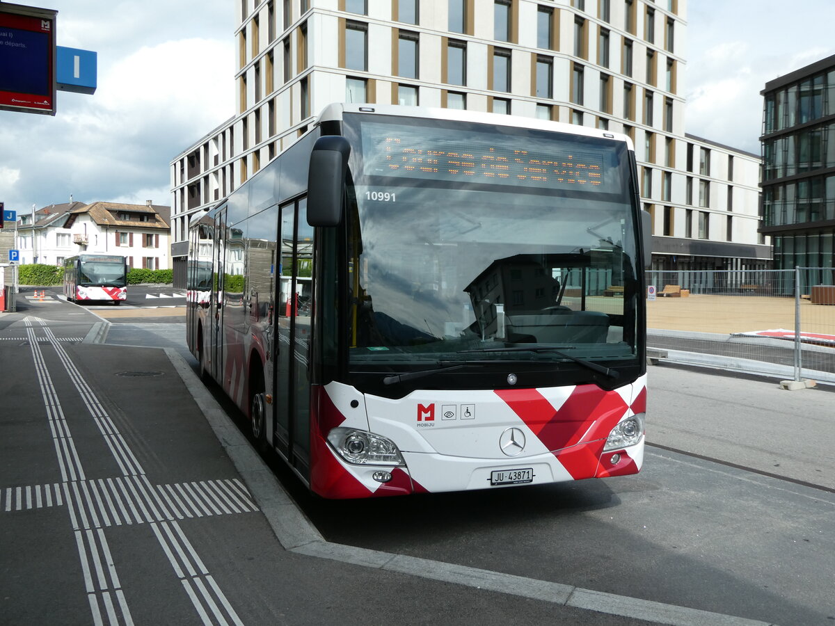 (236'857) - CarPostal Ouest - JU 43'871 - Mercedes an 6. Juni 2022 beim Bahnhof Delmont