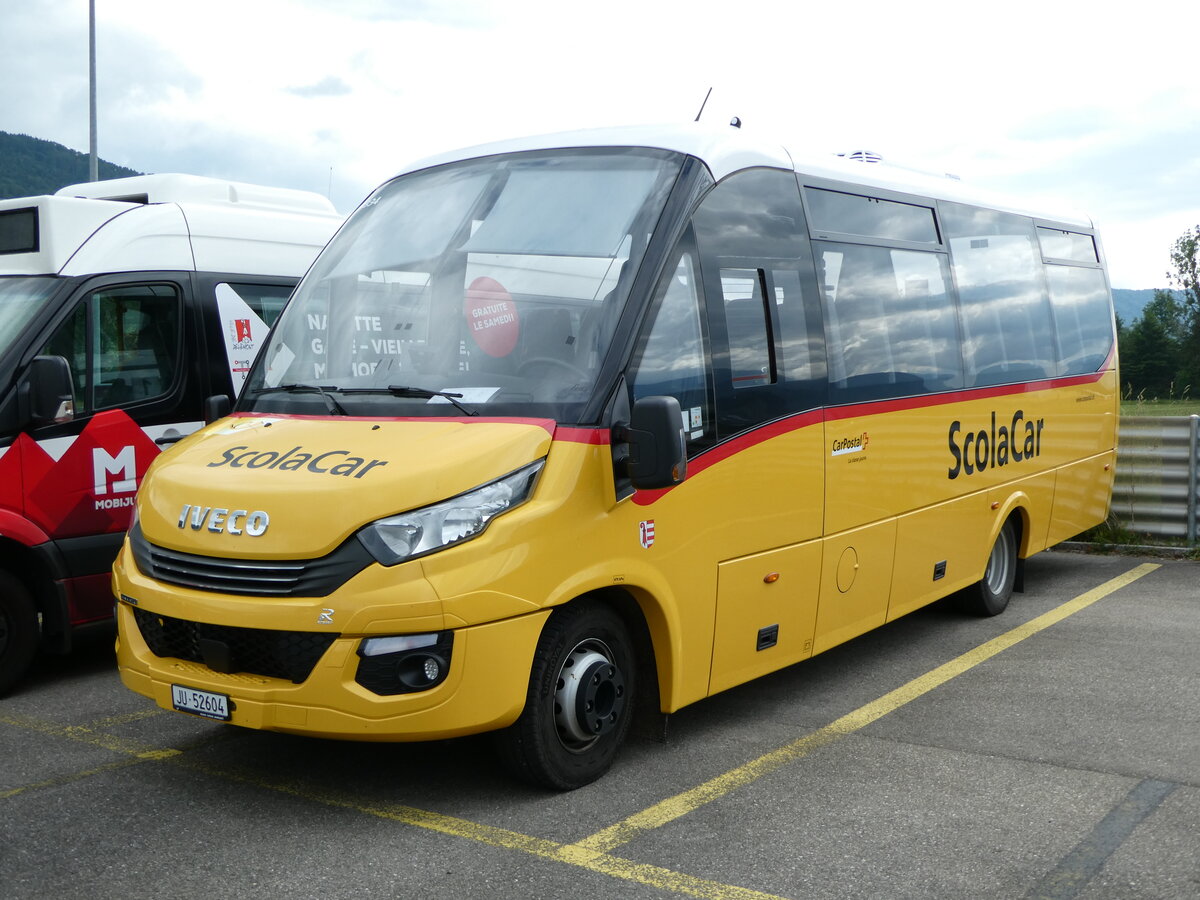 (236'864) - CarPostal Ouest - JU 52'604 - Iveco/Rosero am 6. Juni 2022 in Develier, Parkplatz