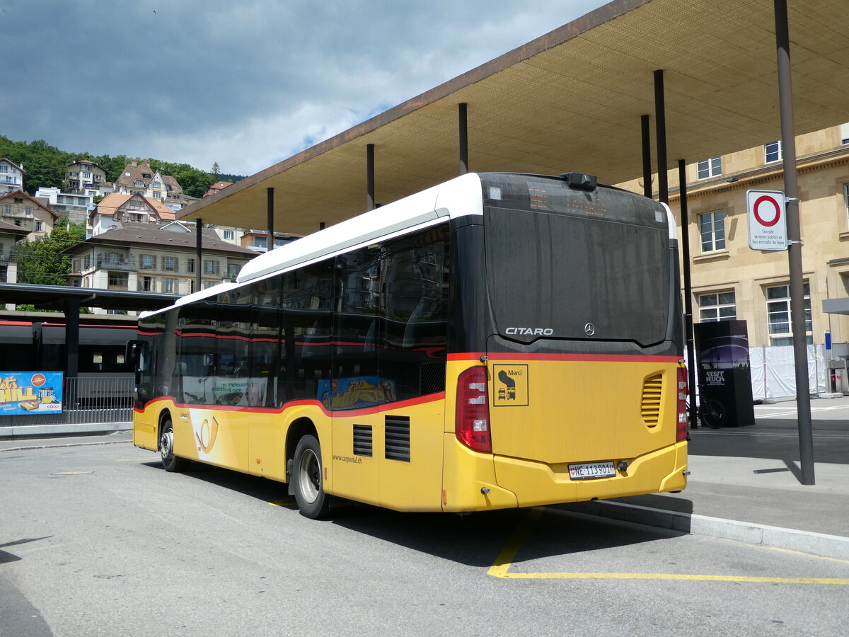 (236'990) - CarPostal Ouest - NE 113'901 - Mercedes am 6. Juni 2022 beim Bahnhof Neuchtel