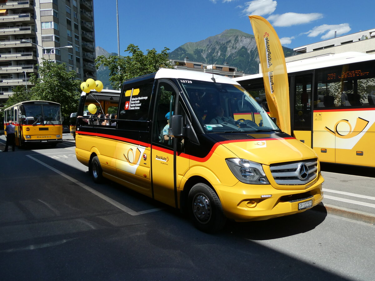 (237'175) - PostAuto Graubnden - GR 102'501 - Mercedes/Tomassini am 12. Juni 2022 beim Bahnhof Landquart