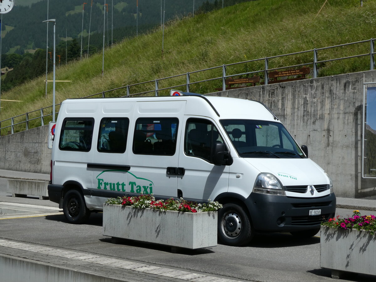 (237'223) - Huggler, Meiringen - BE 58'268 - Renault am 18. Juni 2022 beim Bahnhof Grindelwald