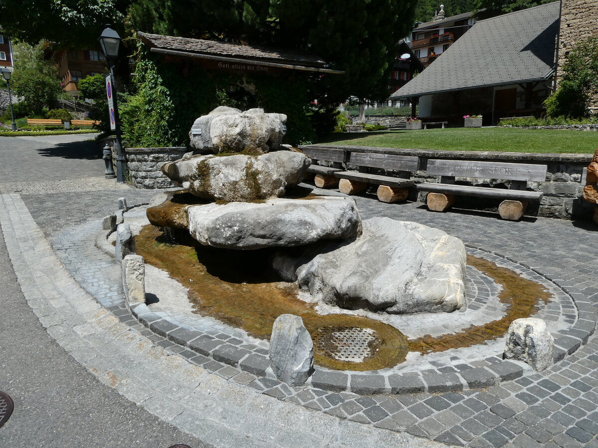 (237'298) - Brunnen am 19. Juni 2022 bei der Kirche in Adelboden