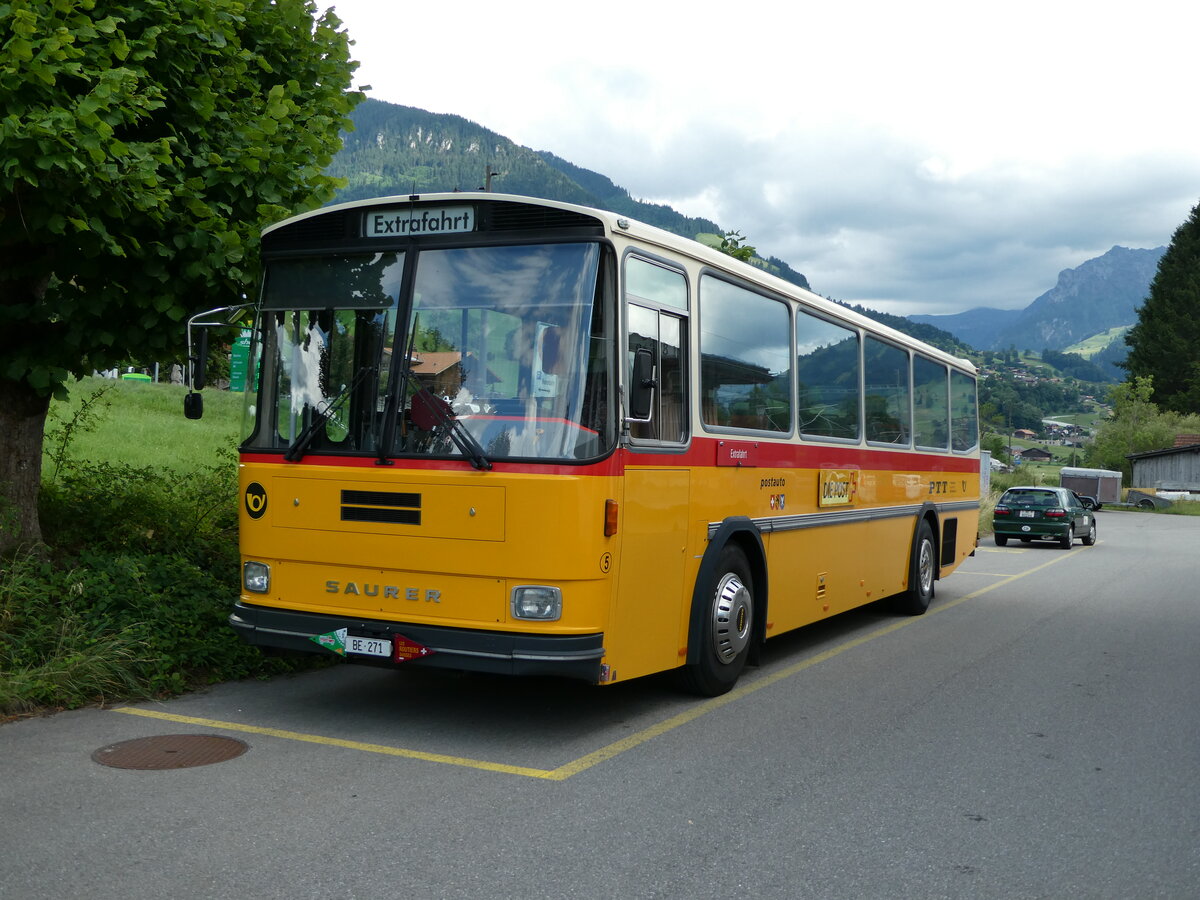 (237'498) - Bachmann, Niedernz - Nr. 5/BE 271 - Saurer/Tscher (ex Wthrich, Ursenbach; ex Schrch, Gutenburg Nr. 5; ex Engeloch, Riggisberg Nr. 5; ex P 25'668) am 25. Juni 2022 beim Bahnhof Mlenen