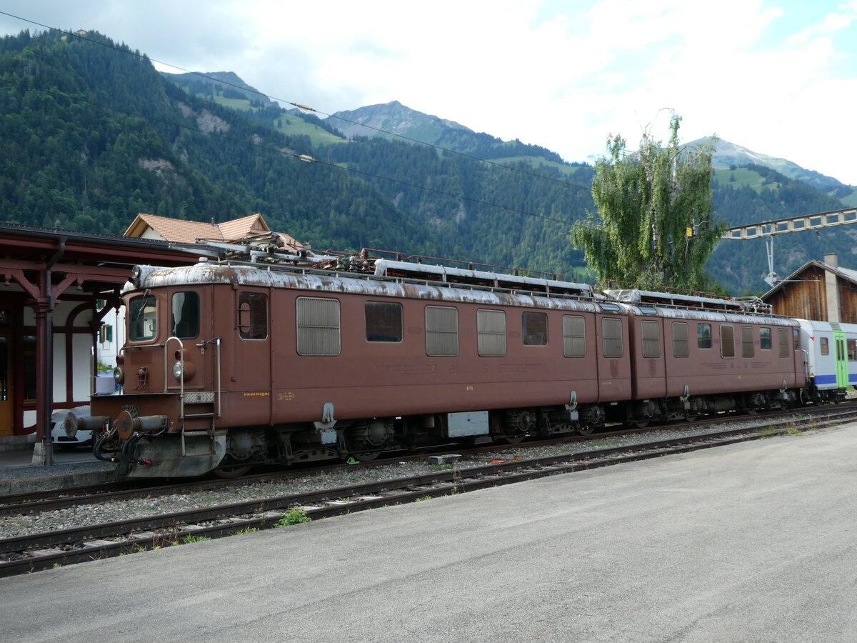 (237'522) - BLS-Doppellokomotive Muni - Nr. 275 - am 25. Juni 2022 im alten Bahnhof Frutigen