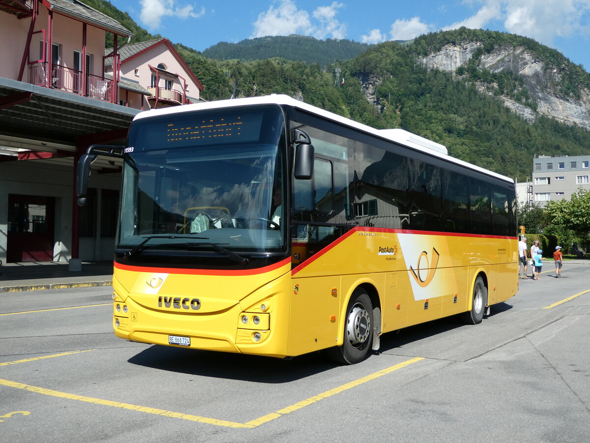 (237'996) - Flck, Brienz - Nr. 24/BE 868'724 - Iveco am 10. Juli 2022 in Meiringen, Postautostation