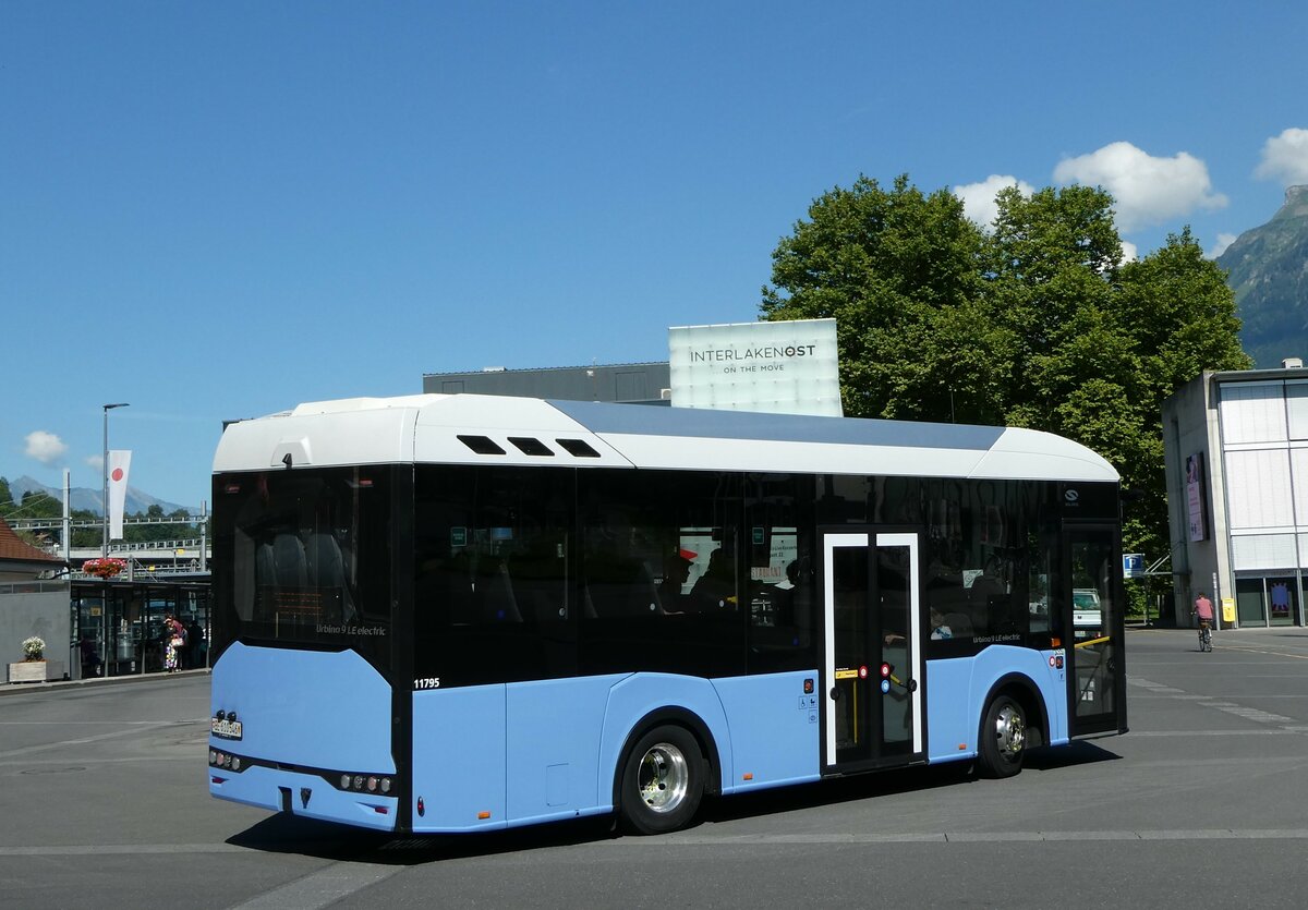 (238'030) - PostAuto Bern - BE 610'546 - Solaris am 11. Juli 2022 beim Bahnhof Interlaken Ost