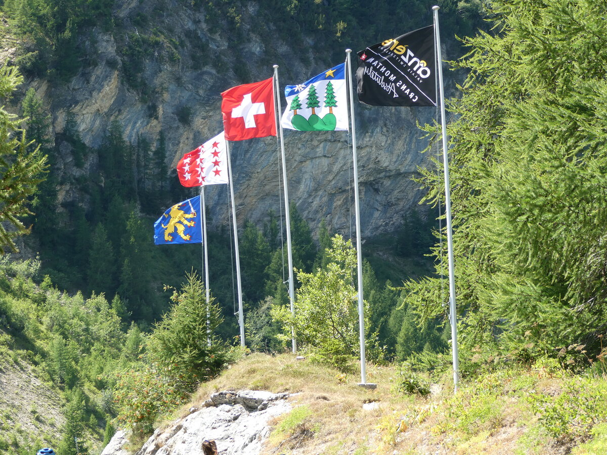 (238'698) - Fahnen bei der Tseuzier-Staumauer am 31. Juli 2022 in Anz�re