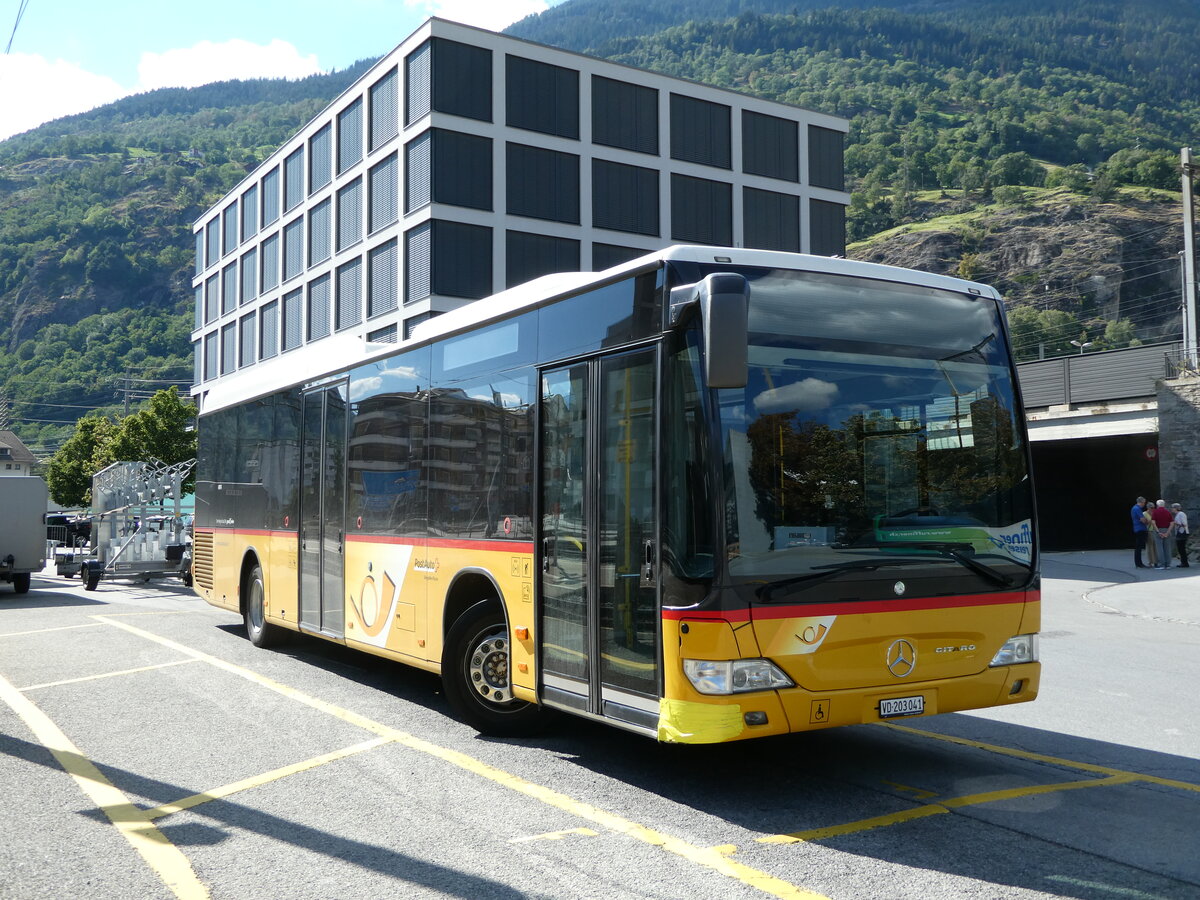 (238'716) - CarPostal Ouest - VD 203'041 - Mercedes (ex PostAuto Graubnden) am 31. Juli 2022 beim Bahnhof Brig