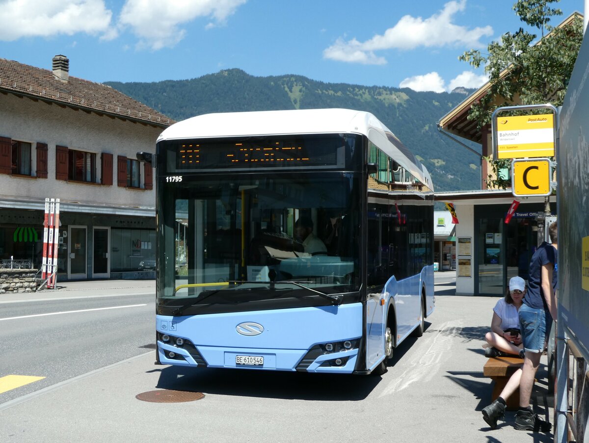 (238'762) - PostAuto Bern - BE 610'546 - Solaris am 1. August 2022 beim Bahnhof Wilderswil