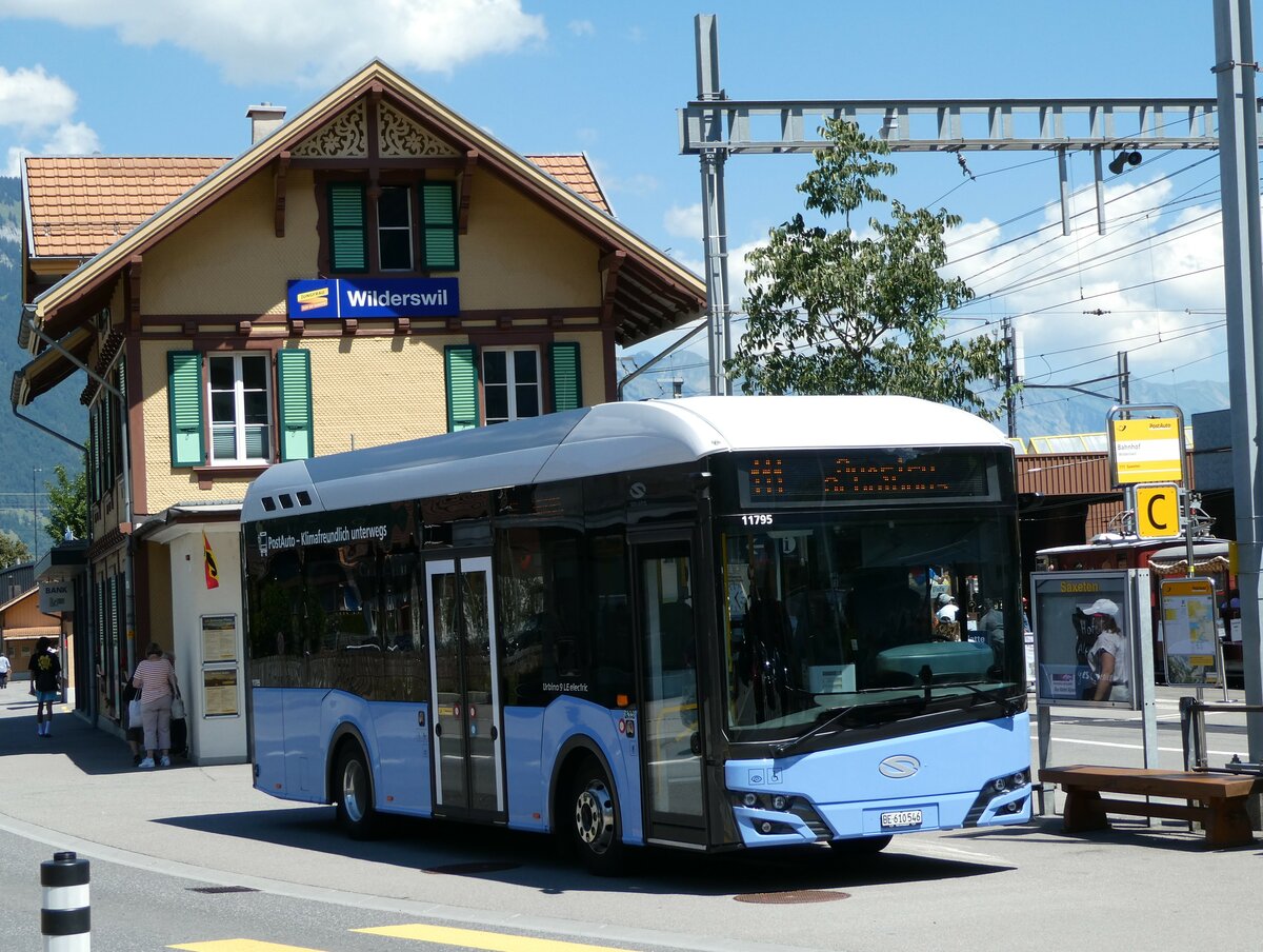 (238'765) - PostAuto Bern - BE 610'546 - Solaris am 1. August 2022 beim Bahnhof Wilderswil