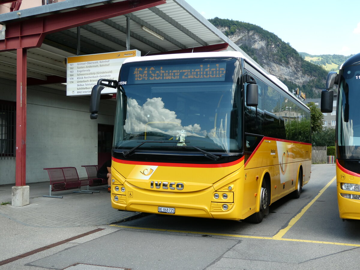 (238'781) - Flck, Brienz - Nr. 25/BE 868'725 - Iveco am 1. August 2022 in Meiringen, Postautostation