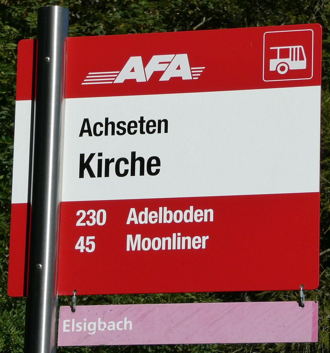 (239'060) - AFA/Elsigenalp Bahnen-Haltestellenschild - Achseten, Kirche - am 16. August 2022 