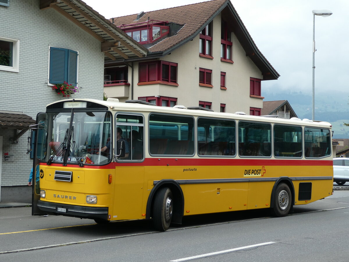 (239'800) - Ackermann, Landquart - GR 106'362 - Saurer/R&J (ex Fssler, Unteriberg; ex Schrch, Gutenburg Nr. 6; ex P 24'358) am 28. August 2022 in Giswil, Hotel Bahnhof