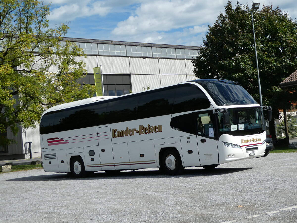 (239'975) - Kander-Reisen, Frutigen - BE 44'948 - Neoplan am 7. September 2022 in Thun, Lachenwiese