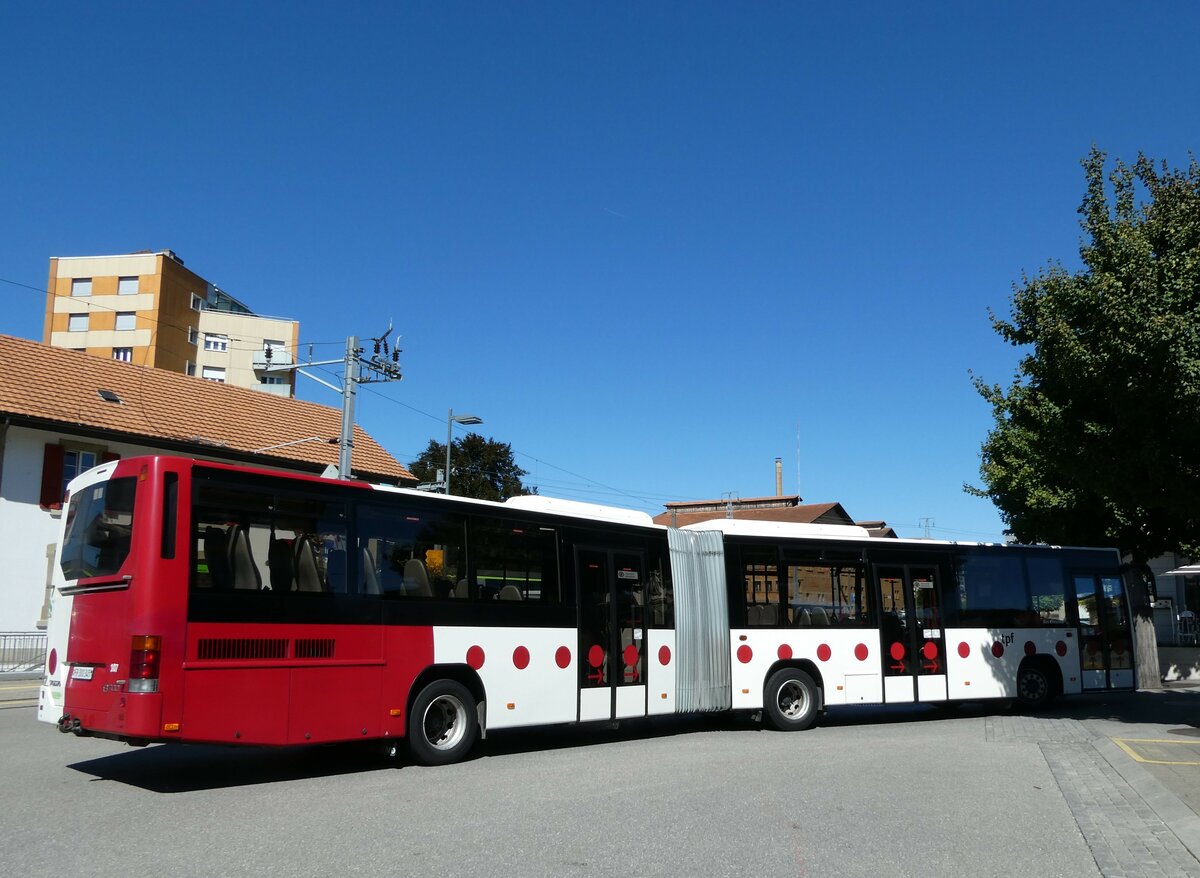 (239'999) - TPF Fribourg - Nr. 107/FR 300'345 - Volvo am 11. September 2022 beim Bahnhof Ddingen