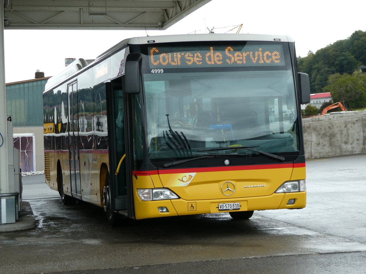 (240'186) - CarPostal Ouest - VD 570'810 - Mercedes (ex SAPJV, L'Isle Nr. 66) am 24. September 2022 in Moudon, Tankstelle Faucherre