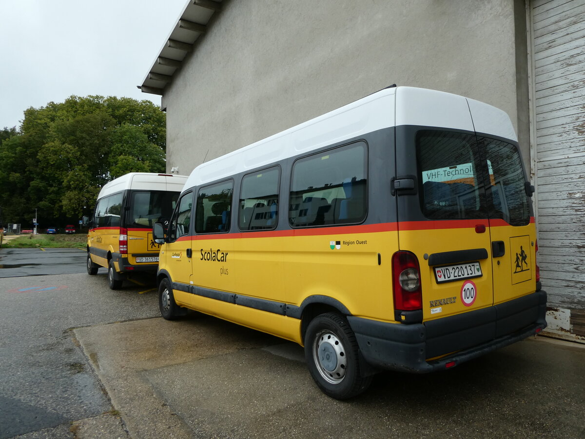 (240'518) - CarPostal Ouest - VD 220'137 - Renault am 2. Oktober 2022 in Yverdon, Garage 3