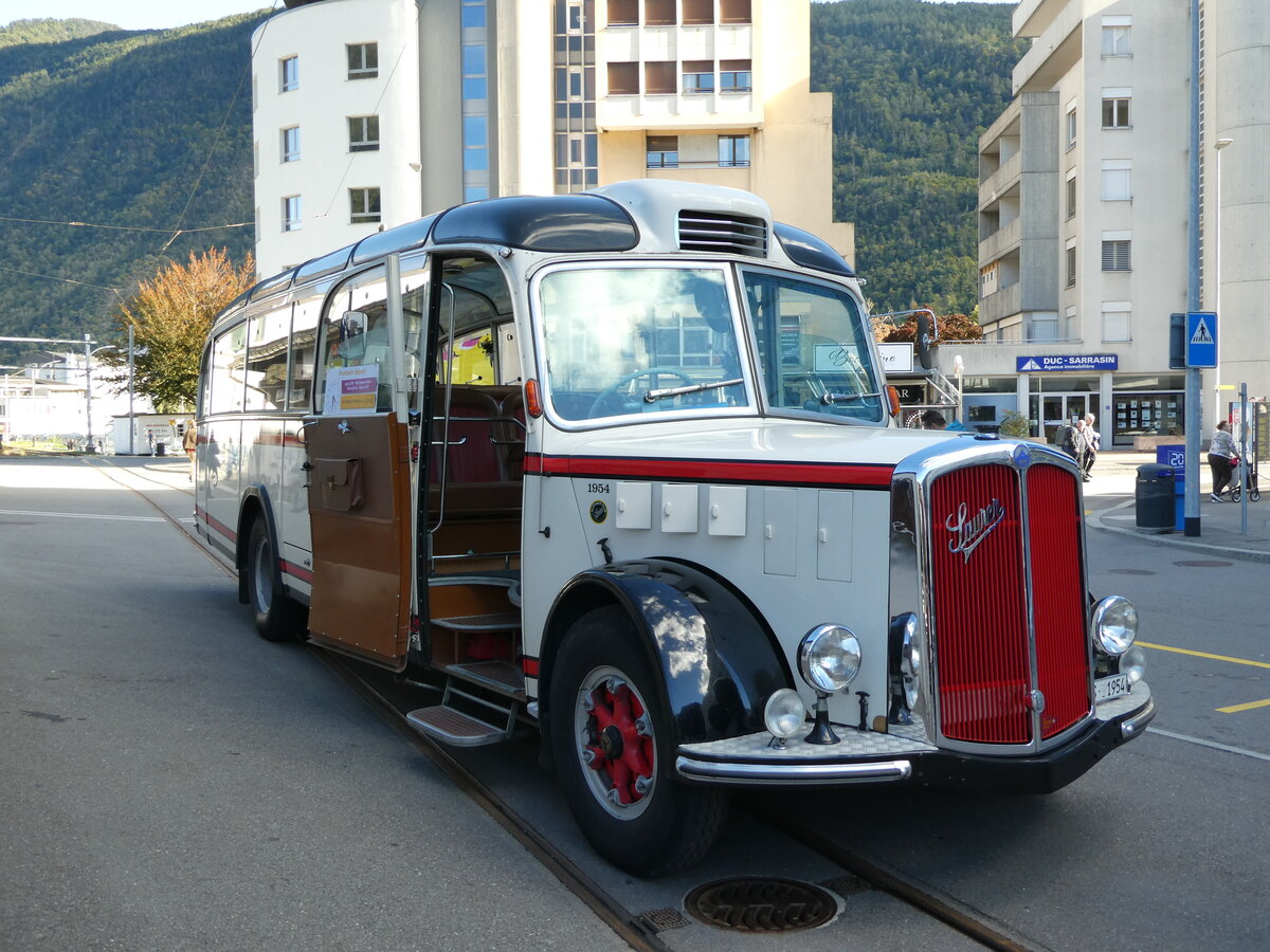 (240'586) - Evasion, St-Maurice - VS 31'954 - Saurer/Lauber (ex Zumwald, Fribourg; ex Leu, Arosa; ex Schett, Sargans; ex P 23'165; ex P 2252) am 2. Oktober 2022 beim Bahnhof Martigny